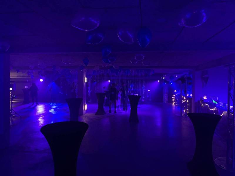 Pourquoi ajouter des jeux de lumières lors d'une soirée dansante ? -  SUDSONORISATION